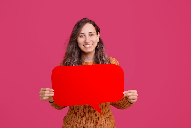 Foto de mujer joven sonriente con globo rojo discurso