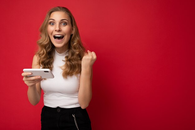 Foto de mujer joven sorprendida sorprendida loca atractiva vistiendo ropa elegante casual de pie