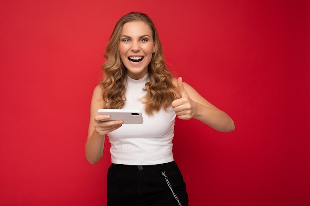 Foto de mujer joven sorprendida sorprendida loca atractiva vistiendo ropa elegante casual de pie