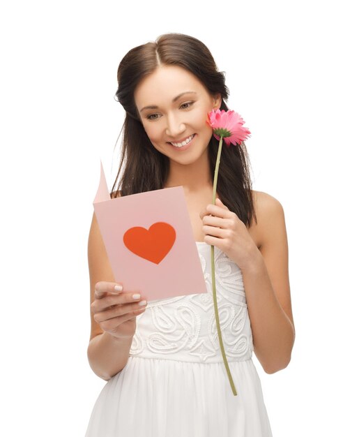 foto de mujer joven sosteniendo una flor y una postal