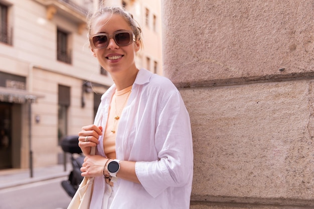 Una foto de una mujer linda que se queda en la calle mira la cámara