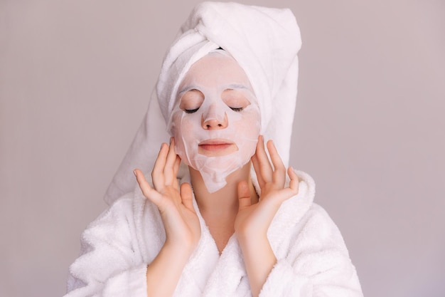 Foto de mujer con mascarilla facial hidratante Belleza Cuidado de la piel