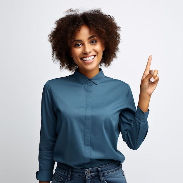 Foto de una mujer de negocios afroamericana señalando con un gesto del dedo