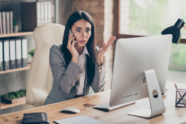 Foto de mujer de negocios estresada infeliz disgustada triste loco hablando por teléfono sobre problemas en el trabajo