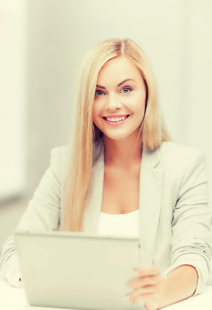 foto de una mujer de negocios sonriente usando su computadora portátil