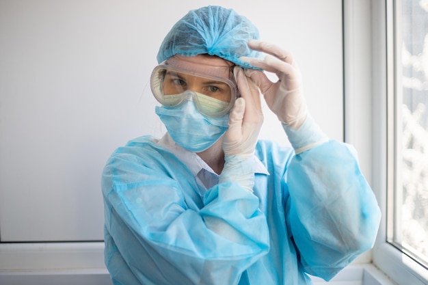 Foto de una mujer que llevaba un equipo de protección de personal médico