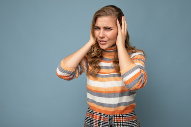 Foto de mujer rizada rubia atractiva joven emocional insatisfecho con emociones sinceras vistiendo