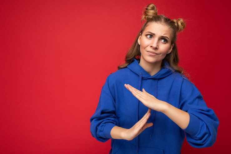Foto foto de mujer rubia atractiva adulta emocional con dos cuernos con emociones sinceras vistiendo hipster sudadera con capucha azul brillante