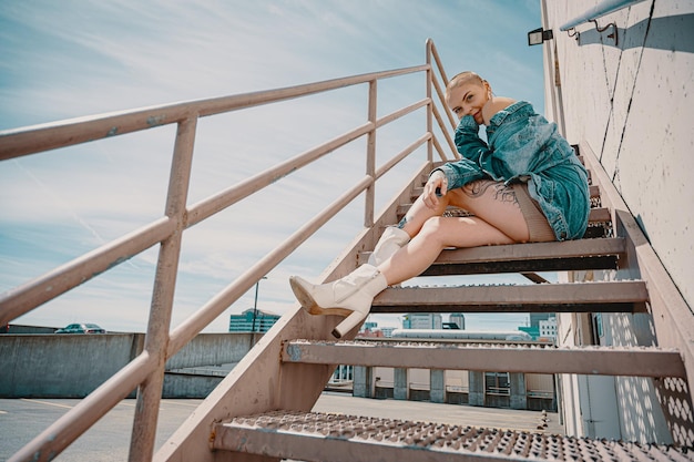 Foto de una mujer sentada en una escalera Foto