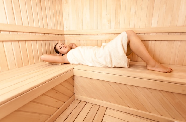 Foto de mujer sexy en sauna