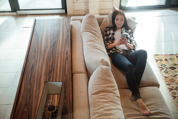 Foto de mujer usando internet en smartphone