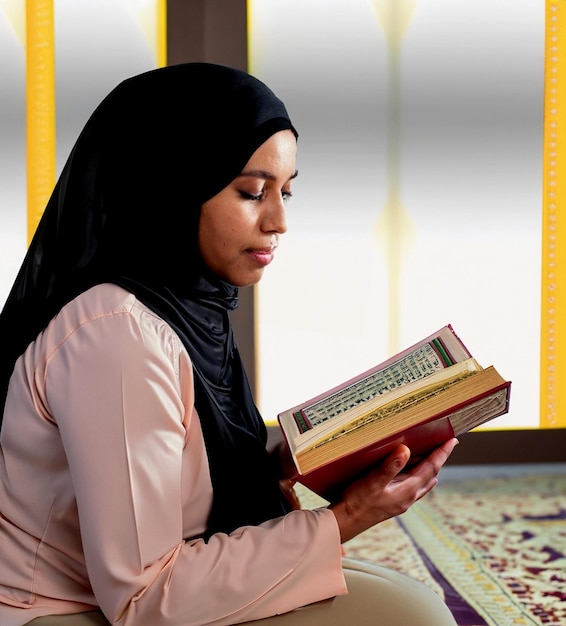 Foto muslimische Frau liest aus dem Koran