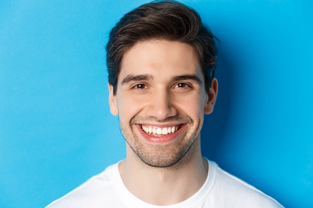 Foto na cabeça de um jovem bonito com barba