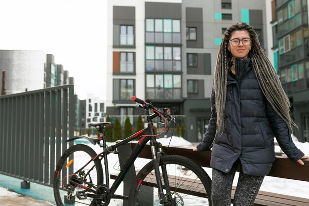 Foto foto na rua uma jovem parou durante um passeio de bicicleta para descansar