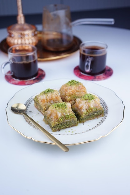 Foto foto nahaufnahme türkisches baklava-dessert aus dünnen gebäcknüssen und honig