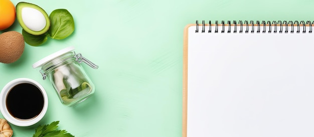 Foto de una naturaleza muerta simple con un bloc de notas, café, naranja y huevo con espacio para copiar