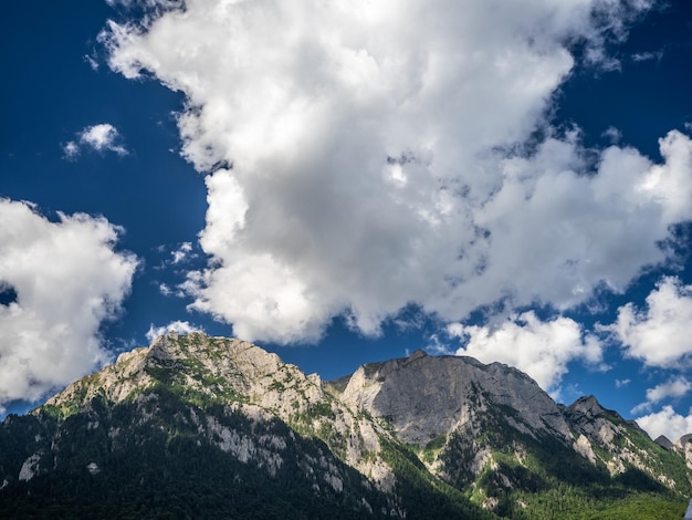 Foto-Naturlandschaft mit Berg in der Region Apuseni in Rumänien