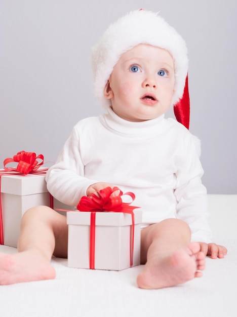 Foto de navidad bebe con regalo