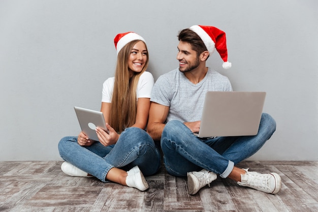 Foto de Navidad de pareja con portátiles