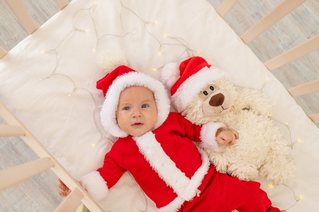 Foto navideña de un bebé disfrazado de Santa
