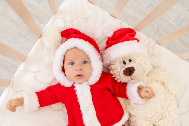 Foto navideña de un bebé disfrazado de Santa