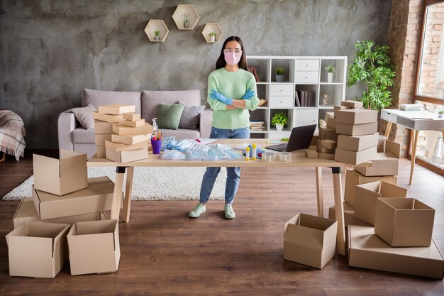 Foto de negocios de mujeres asiáticas organizó todos los pedidos máscaras faciales contra la gripe servicio de extensión con los brazos cruzados miles de clientes satisfechos muchos paquetes de cajas para entregar la cuarentena de la oficina en el hogar en el interior