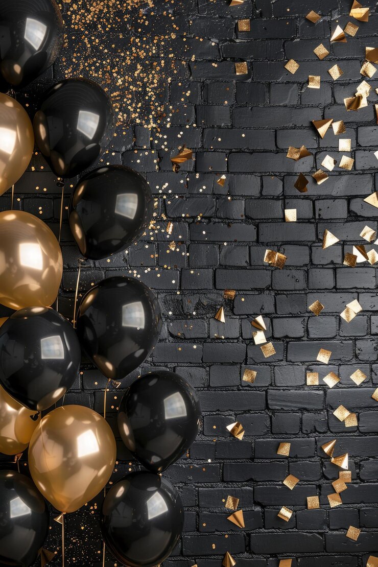 una foto negra y dorada de un pastel de fiesta con un montón de globos y confeti