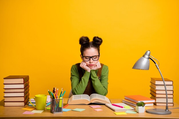 Foto de niña aburrida nerd geek aprendizaje nota adhesiva en la frente en el fondo