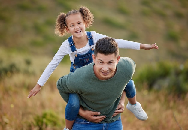 Foto de una niña adorable que pasa el día al aire libre con su padre