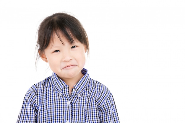 Foto de la niña asiática que mira la cámara con la cara de la sonrisa.