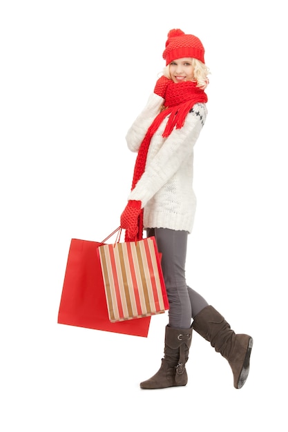 foto de niña con bolsas de la compra.