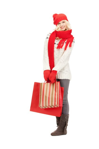 foto de niña con bolsas de la compra.