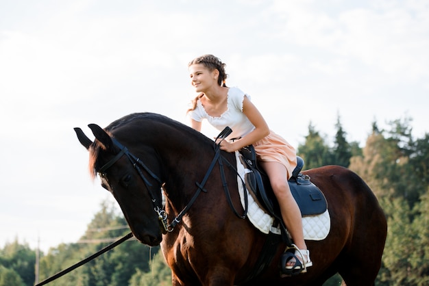 Foto de niña bonita montando a caballo