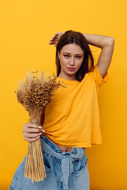 Foto niña bonita ramo de flores secas ropa casual sonrisa posando Estilo de vida inalterado