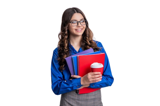 Foto de niña estudiante de escuela con tarea y taza de café niña estudiante de escuela