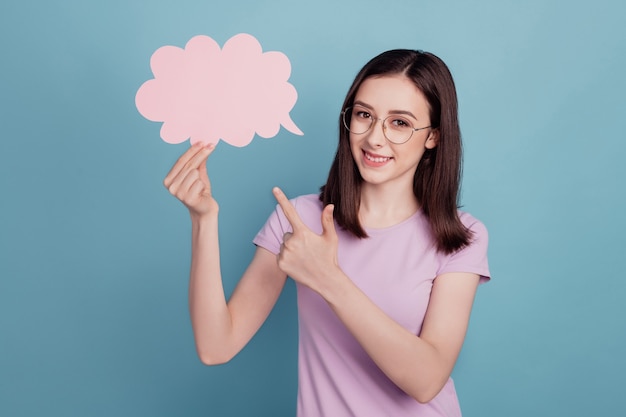 La foto de la niña indica el anuncio del cartel de la nube del papel del dedo recomendar promo aislado sobre fondo de color turquesa