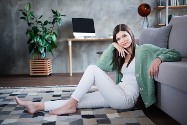 Foto de niña soñadora sentarse en el piso en casa estudio apartamento