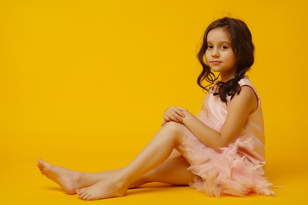 Foto foto de niña sonriente niño aislado