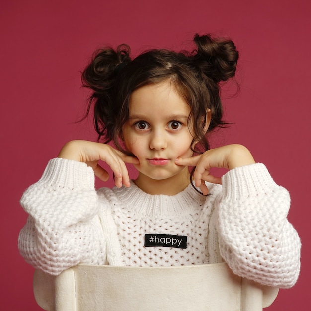 Foto de niña sonriente niño aislado