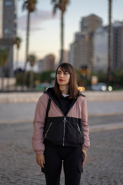 Foto de una niña vestida con un chándal en la ciudad. La foto fue tomada en la ciudad de Valencia, España.