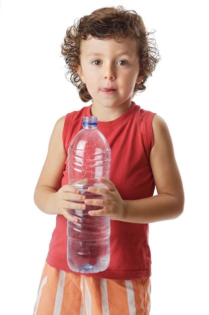 Foto de un niño adorable agua potable a sobre fondo blanco