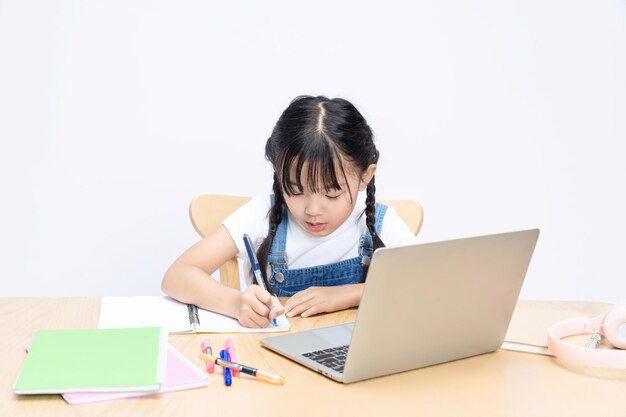 Foto de un niño asiático estudiando en el fondo