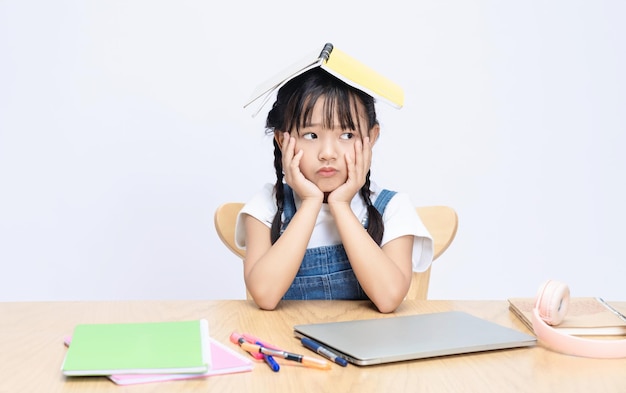 Foto de un niño asiático estudiando en el fondo