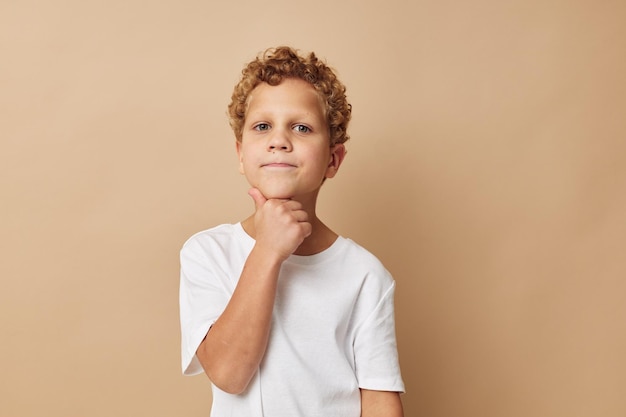 Foto de niño en una camiseta blanca posando divertido fondo aislado