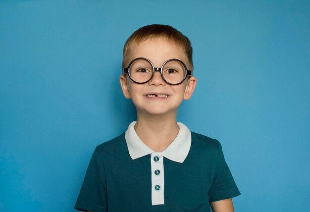 Foto foto de un niño feliz sonriente resaltado en un fondo simple regreso a la escuela niño divertido con gafas de la escuela primaria educación