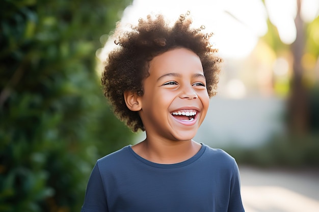 Foto de un niño lindo y rizado