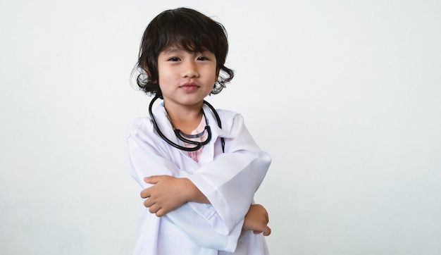 Foto de niño médico con estetoscopio sobre fondo blanco.