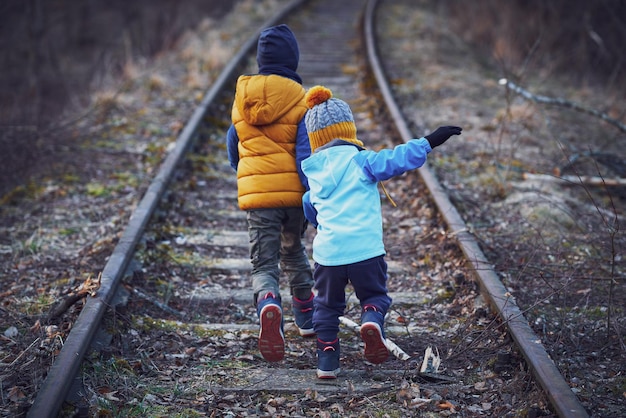 Foto de un niño con mucho amor y mensaje de paz Foto de alta calidad