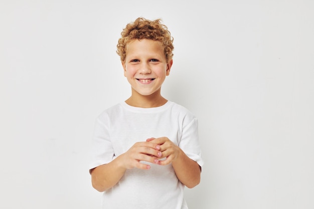 Foto de niño sonriendo en camiseta blanca Estilo de vida inalterado