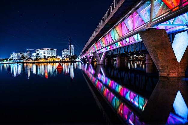 Foto nocturna del lago de la ciudad de Tempe con el famoso puente de colores del arco iris en Papago Park Phoenix, EE.UU.